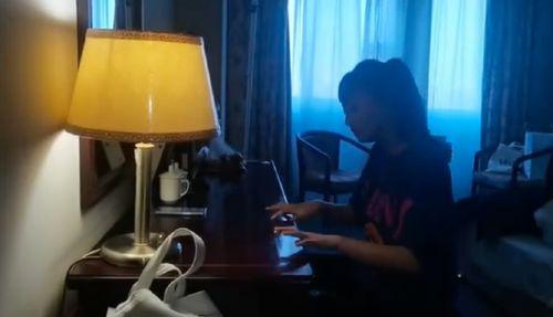 按桌子上后入式视频